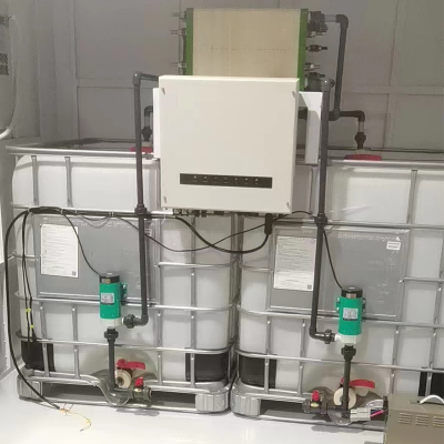 Geïntegreerd ontwerp van het stroomkanaalframe en de pakking van de stroombatterij onder tweekleurs spuitgietproces